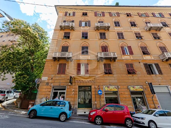 Appartamento con 7 locali in affitto in Via Acquarone, Genova