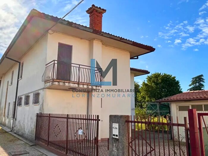 Casa con 15 locali in vendita in Montebelluna