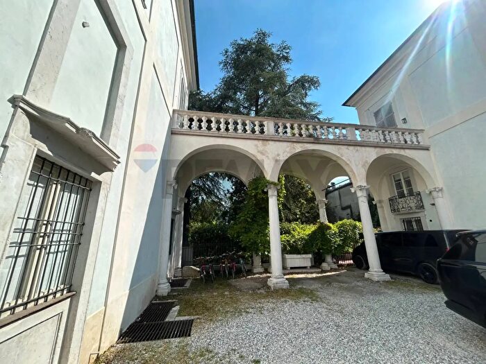 Appartamento trilocale in affitto in Brescia