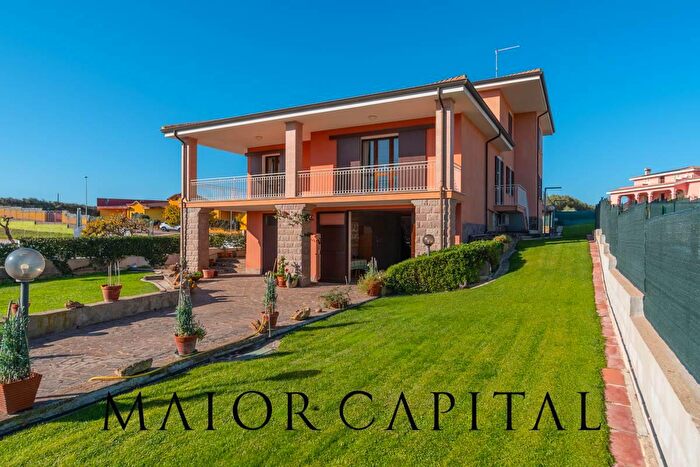 Casa con 12 locali in vendita in Via Roma, Oschiri