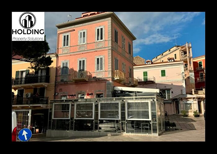Casa con 20 locali in vendita in Piazza Giuseppe Garibaldi, La Maddalena