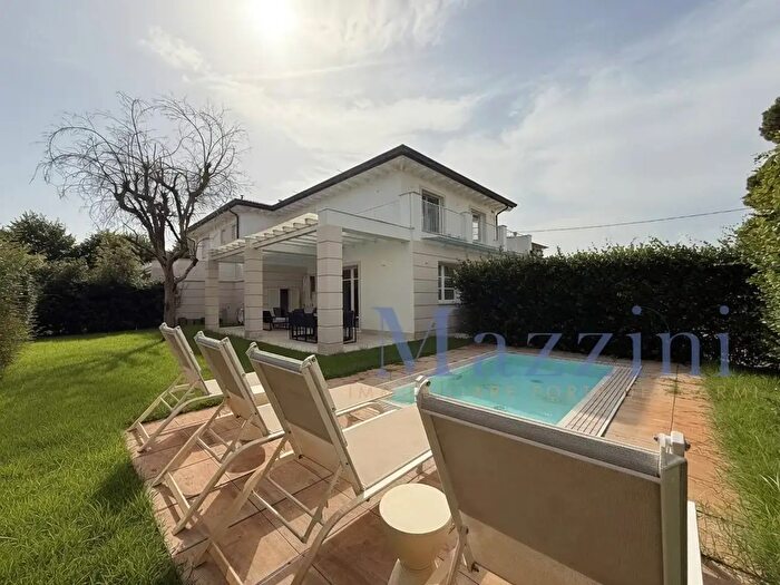 Casa con 11 locali in vendita in Via Civitali, Forte Dei Marmi