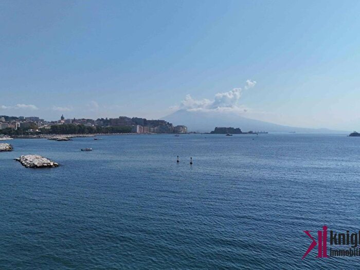 Appartamento con 5 locali in affitto in Via Francesco Caracciolo, Chiaia, Napoli