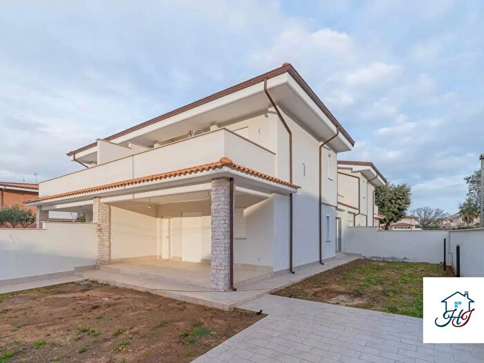 Casa con 6 locali in vendita in Via Rea Silvia, Anzio