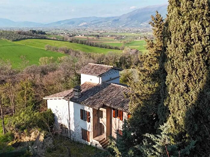 Casa con 8 locali in vendita in Loc SantAnastasio, Spoleto
