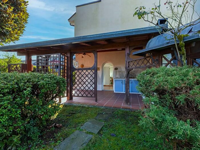 Appartamento con 5 locali in vendita in Via delle Gardenie, Castelletto Sopra Ticino