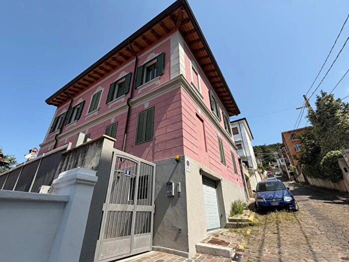 Appartamento con 6 locali in vendita in Via Giuseppe Bernardino Bison, Trieste