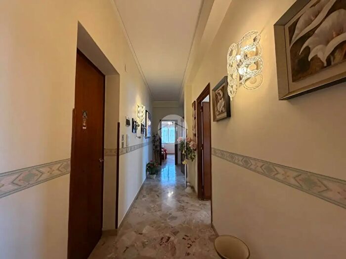 Appartamento trilocale in vendita in Via Eugenio lEmiro, Palermo