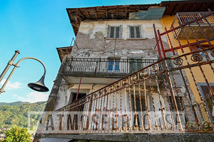 Casa con 6 locali in vendita in Via Aldo Moro, Ubiale Clanezzo