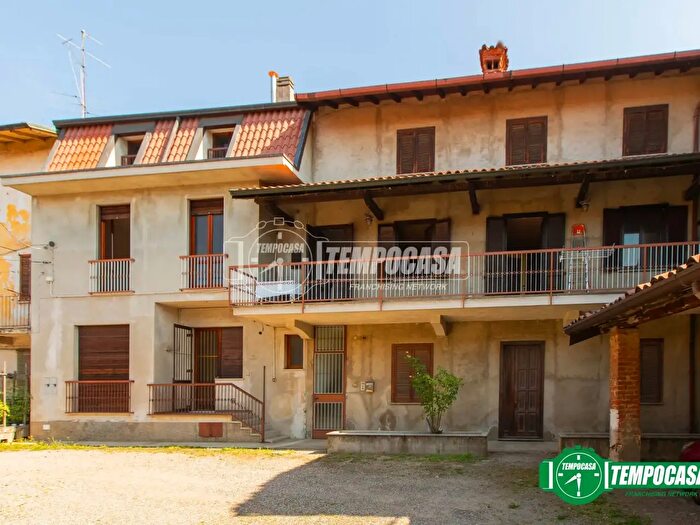 Casa con 6 locali in vendita in Piazza Baracca, Buscate