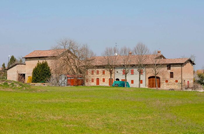 Casa con 10 locali in vendita in Via Panizzi, Scandiano