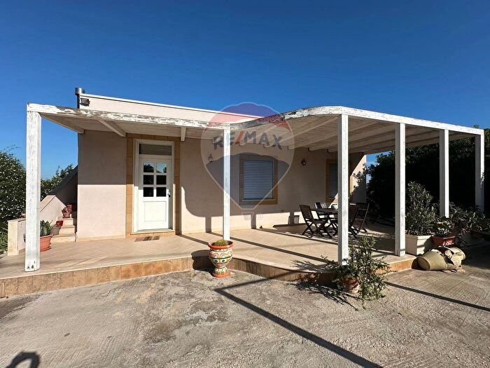 Casa quadrilocale in vendita in Viale dei Pini Snc, Pachino