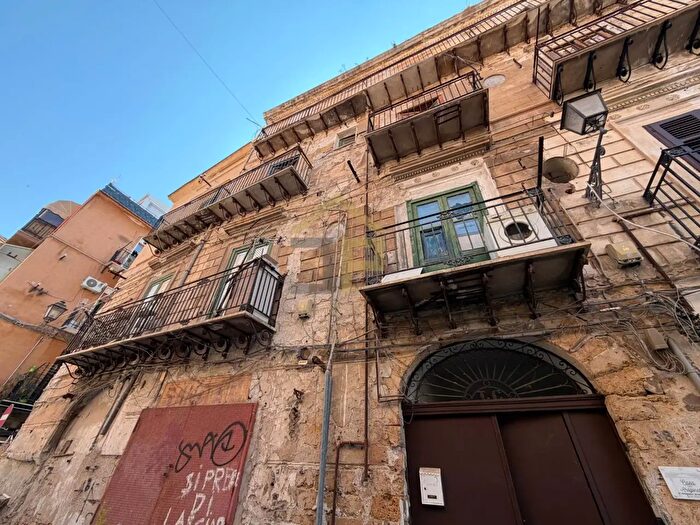 Appartamento con 5 locali in vendita in Piazza degli Aragonesi, Palermo