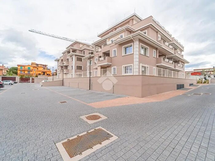 Appartamento trilocale in vendita in Via di Vermicino, Roma