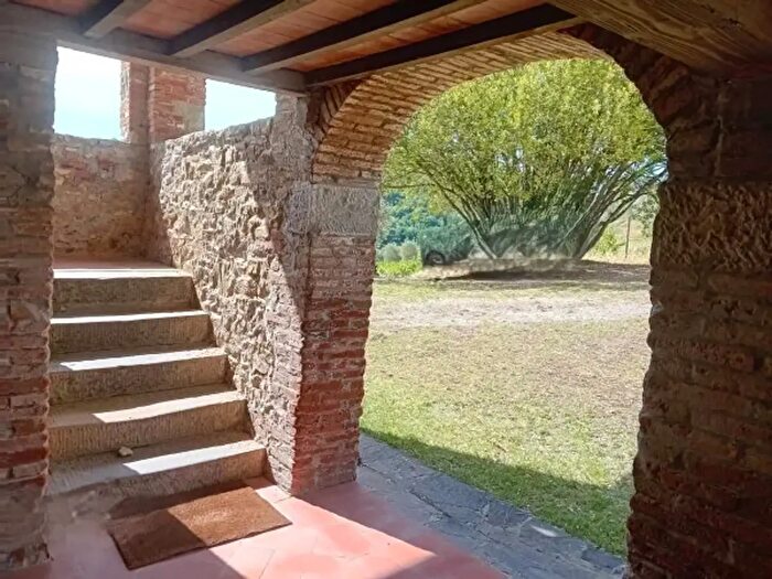 Casa con 6 locali in vendita in Via Roma, Cavriglia