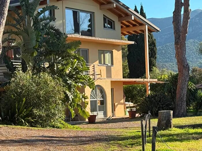 Casa con 16 locali in vendita in Portoferraio