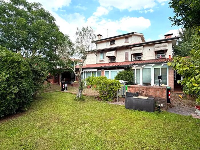 Casa con 11 locali in vendita in Arqua' Polesine