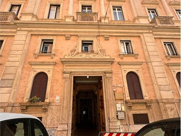 Appartamento trilocale in affitto in Via Firenze, Repubblica, Roma