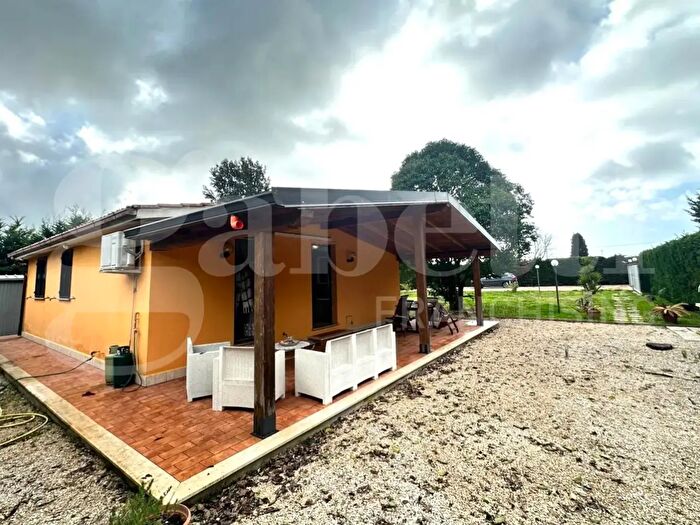 Casa quadrilocale in vendita in Strada Valmontorio, Latina