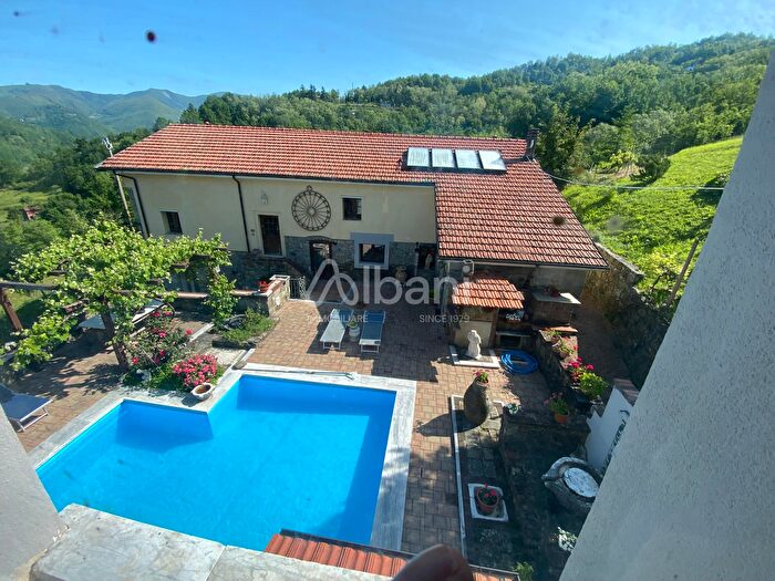 Casa con 20 locali in vendita in Varese Ligure