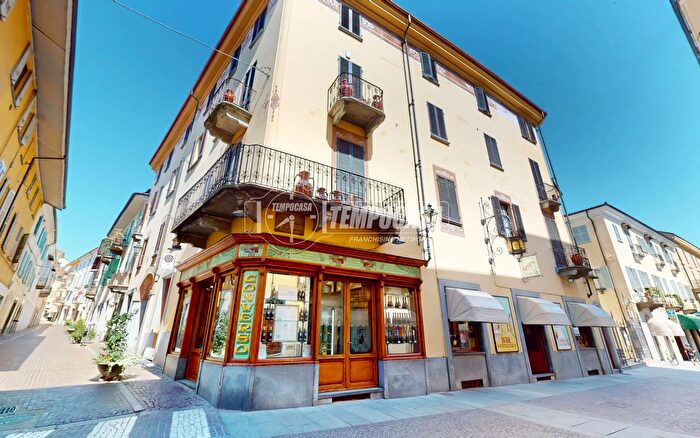 Appartamento con 8 locali in vendita in Bra