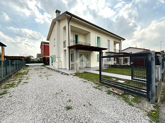 Casa quadrilocale in vendita in Via delle Rive, Borgoricco