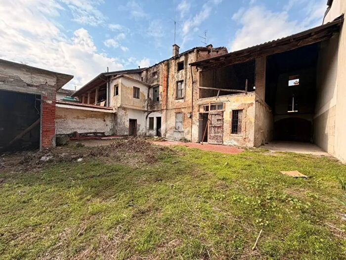 Casa con 5 locali in vendita in Piazza G Paglia, Calvenzano