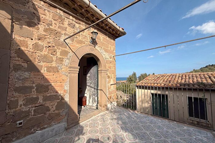 Casa con 11 locali in vendita in Reitano