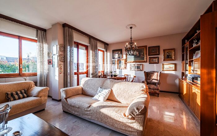 Appartamento con 5 locali in vendita in Via Ronchi, Milano