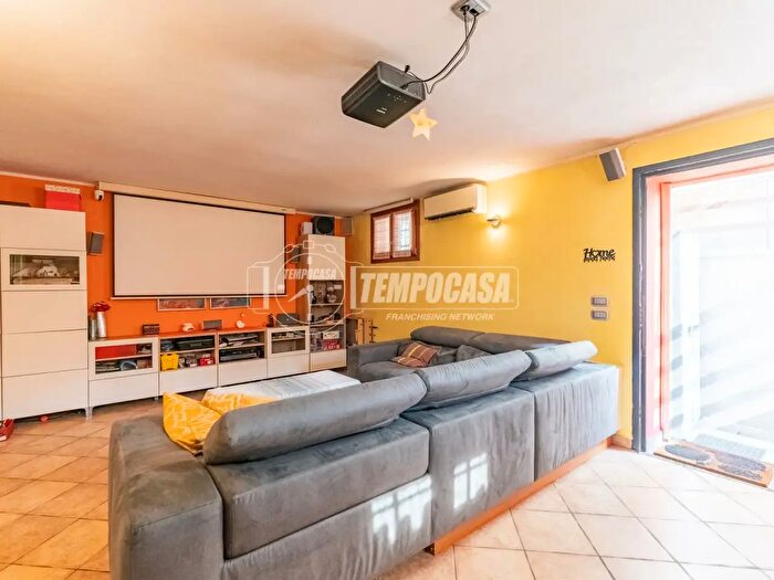 Casa quadrilocale in vendita in Via Grazia Deledda, Abbiategrasso