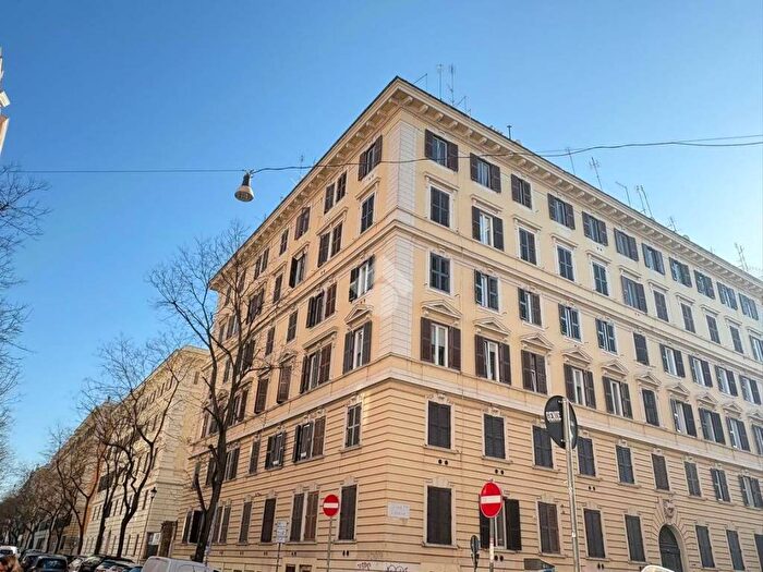 Appartamento trilocale in affitto in Via Catone, Prati, Roma