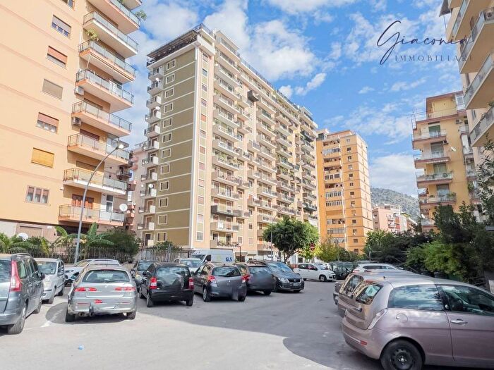 Appartamento con 6 locali in affitto in Via Valdemone, De Gasperi Croce Rossa, Palermo