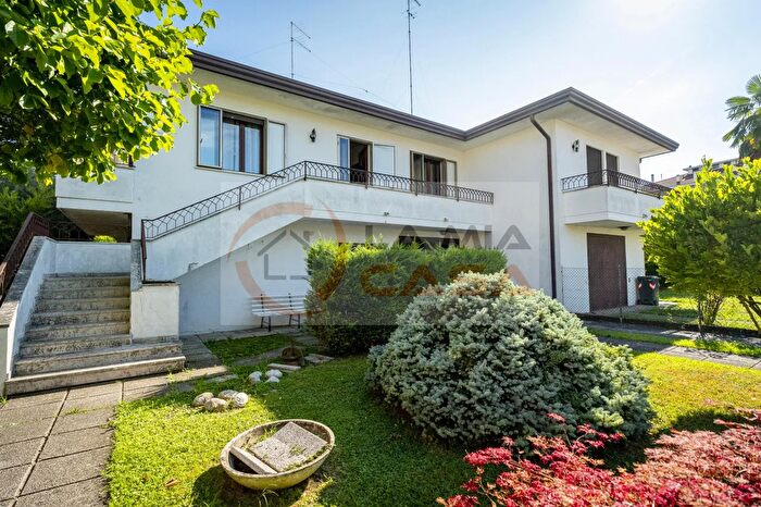 Casa quadrilocale in vendita in Via Tre Garofani Padova, Padova