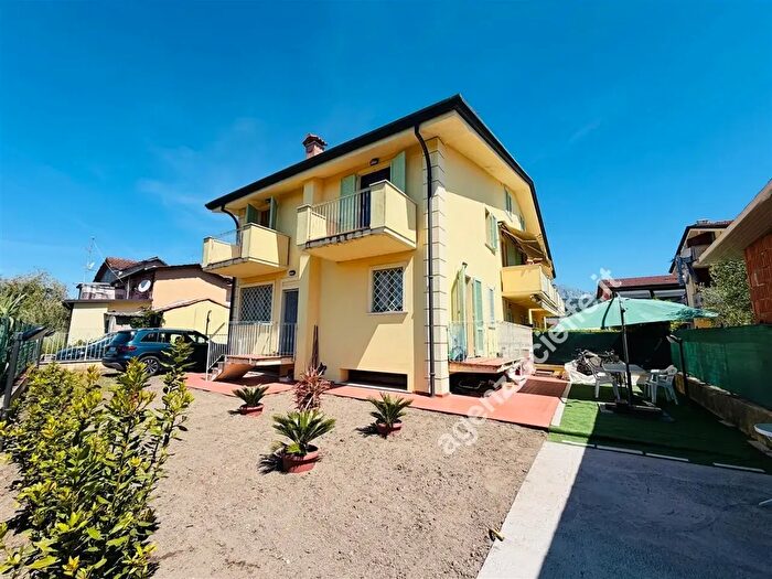 Casa con 6 locali in vendita in Massa