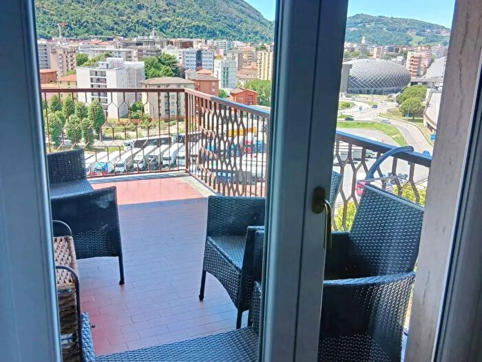 Appartamento trilocale in vendita in Via Rossini, Como