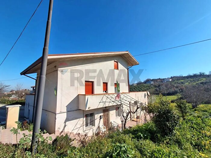 Casa con 8 locali in vendita in Via Ciommi, Castel Frentano
