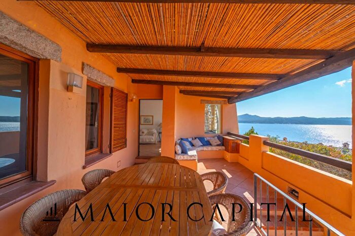 Appartamento trilocale in vendita in Via del Galeone, Arzachena