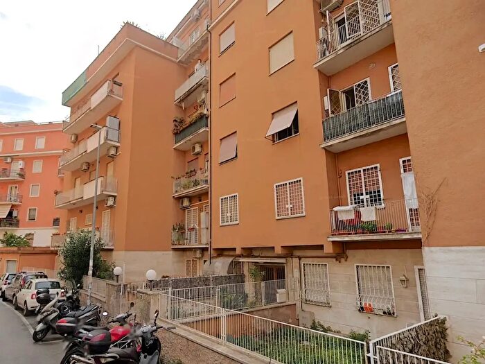 Appartamento trilocale in affitto in Via Gian Matteo Giberti, Roma