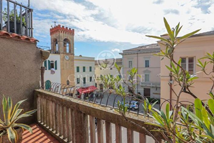 Appartamento con 6 locali in vendita in Via del Forte, Castiglione Del Lago