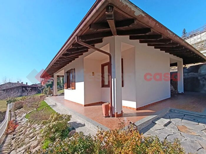 Casa quadrilocale in vendita in Via Regina Margherita, Nebbiuno