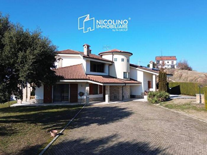 Casa con 6 locali in vendita in Via Provinciale, Belvedere Langhe