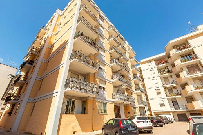 Appartamento con 5 locali in vendita in Via Montello, Lecce