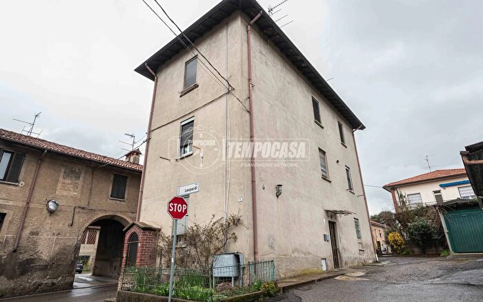 Casa con 6 locali in vendita in Via Giacomo Leopardi, Alzate Brianza