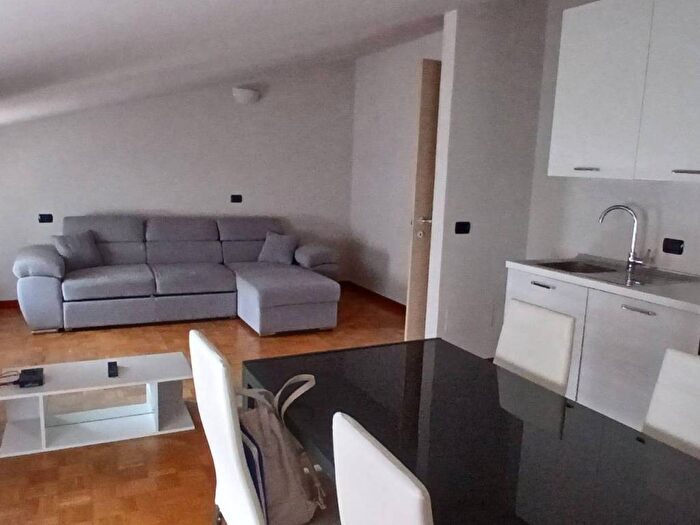 Appartamento trilocale in affitto in Via delle Alpi, Valeggio sul Mincio