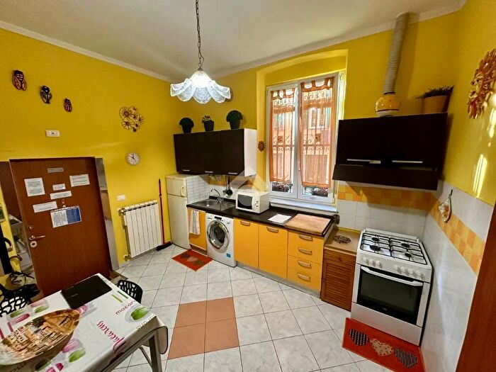 Appartamento trilocale in vendita in Via Giovanni Pascoli, Genova