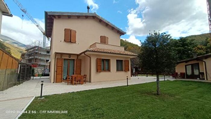 Casa quadrilocale in vendita in Via Roma, Pieve Torina