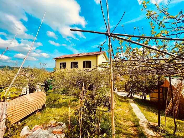 Casa con 6 locali in vendita in Arcola