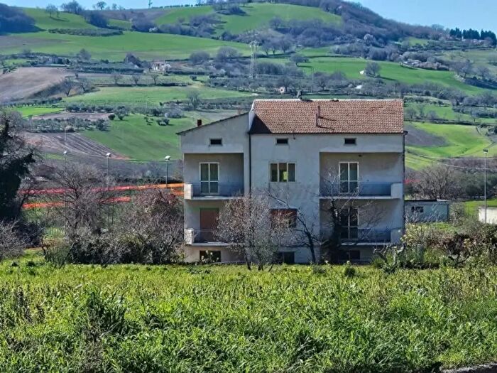 Casa con 6 locali in vendita in Via Roma, Montecilfone