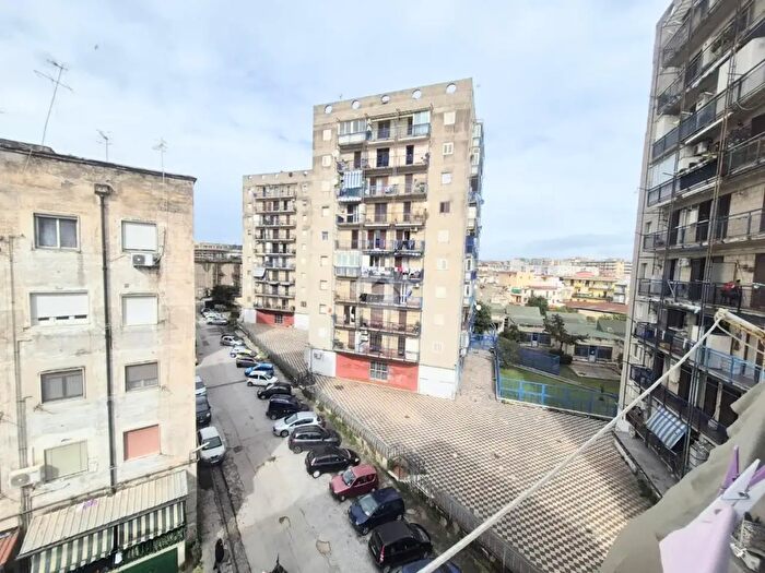 Appartamento trilocale in vendita in Via della Stadera, Napoli