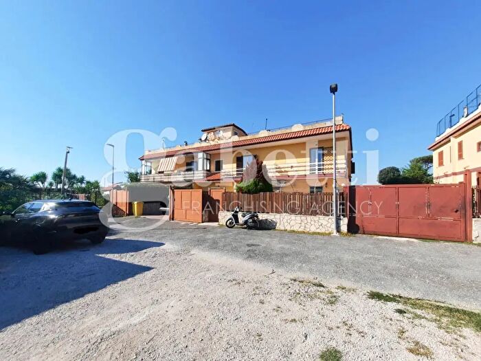 Appartamento con 5 locali in vendita in Via Vicinale Festinese, Giugliano In Campania